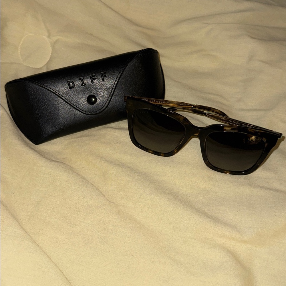 DIFF BELLA ESPRESSO TORTOISE GREY GRADIENT POLARIZED SUNGLASSES with Black Case